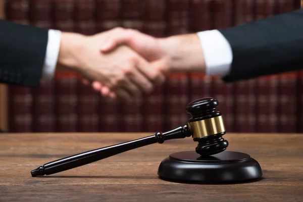 Judge And Client Shaking Hands At Courtroom — Stock Photo, Image