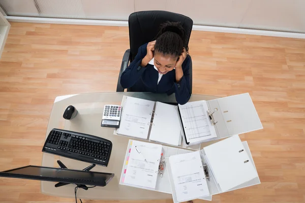 Jeune femme d'affaires frustrée — Photo