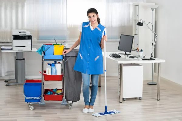 Gelukkig vrouwelijke Janitor dweilen verdieping — Stockfoto