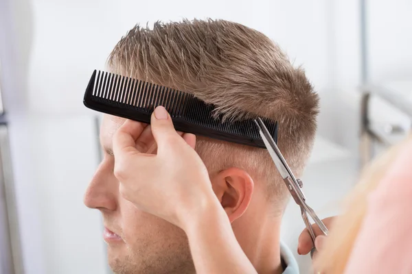 Hombre consiguiendo corte de pelo de peluquería — Foto de Stock