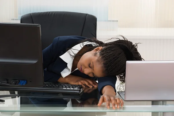 Femme d'affaires dormant sur le bureau — Photo