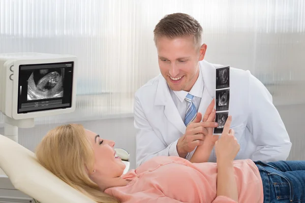 Ultrazvukové vyšetření vysvětlovat těhotná žena — Stock fotografie