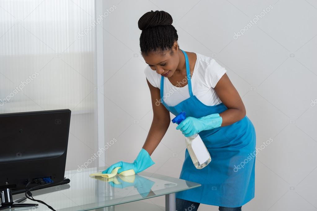 Bureau de nettoyage femme avec Rag — Photo de stock par