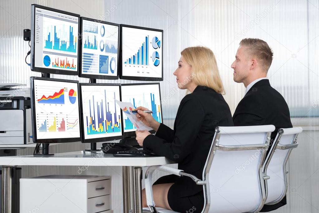 Financial Analysts Using Computers
