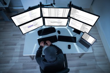 Verilerinizi çalmak üzere bilgisayarları kullanan hacker