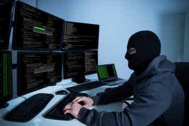 Hacker bilgisayar ile birden çok monitör kullanma