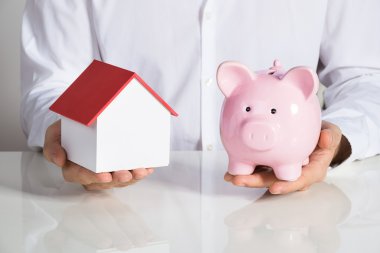 Ev modeli ve servet tutan işadamı