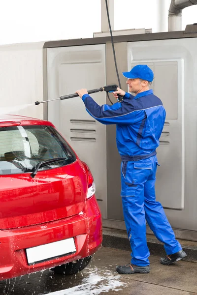 Serviceman Washing Car — Stock Photo, Image