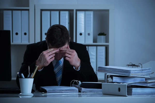 Contabilista estressado trabalhando tarde no escritório — Fotografia de Stock