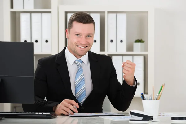 Feliz hombre de negocios apretando puño — Foto de Stock