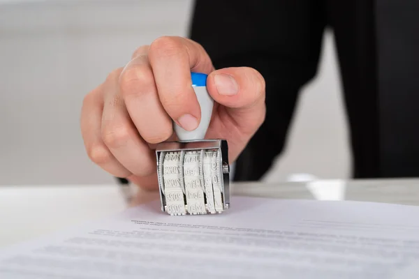 Empresaria sellando papel de contrato en el escritorio —  Fotos de Stock