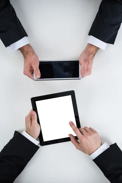 Geschäftsleute nutzen digitale Tablets — Stockfoto