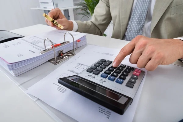 Accountant met behulp van calculator — Stockfoto