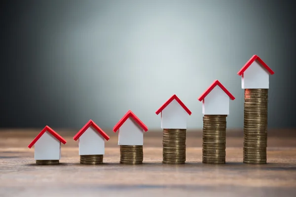 House Models Arranged On Stacked Coins — Stock Photo, Image