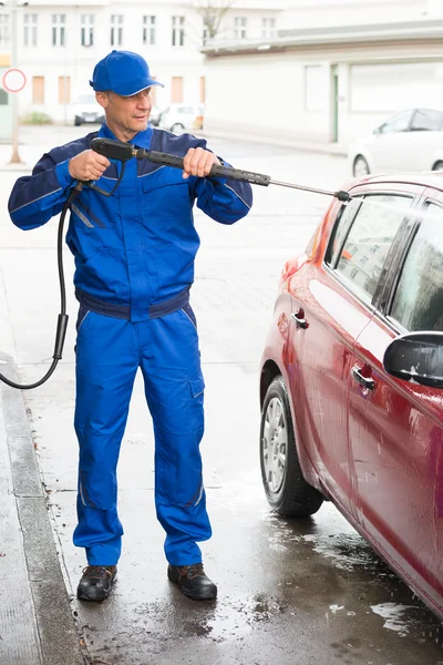 Serviceman tvätta bil — Stockfoto