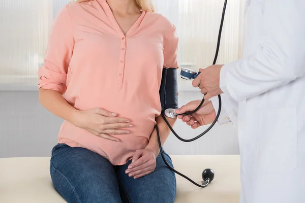 Médico Verificando a Pressão Arterial Grávida — Fotografia de Stock