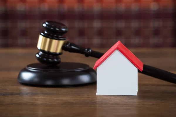 Mallet With House Model On Table In Courtroom — Stock Photo, Image