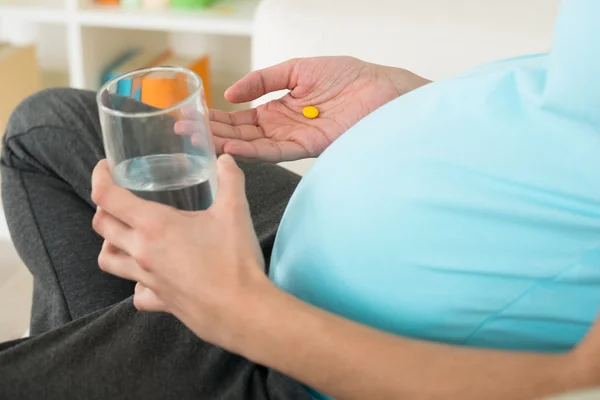 Беременная женщина принимает лекарства — стоковое фото
