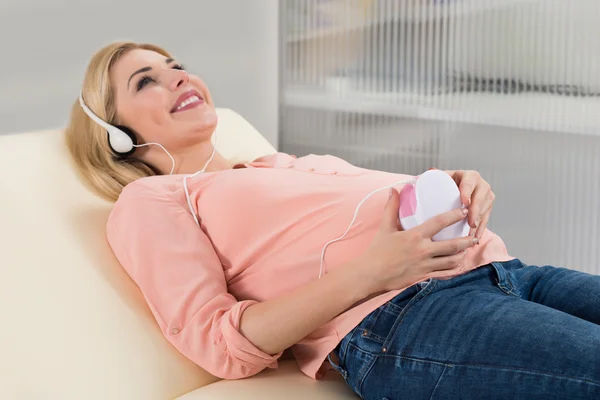 Mujer escuchando el latido del corazón del bebé —  Fotos de Stock