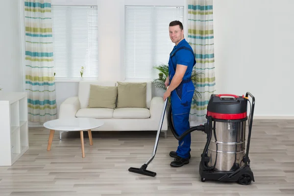 Piso de limpieza del trabajador en casa —  Fotos de Stock