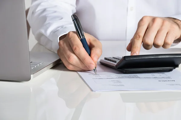 Geschäftsmann berechnet Rechnung per Laptop — Stockfoto