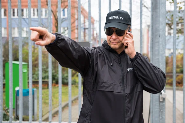 Sicherheitsmann gestikuliert — Stockfoto