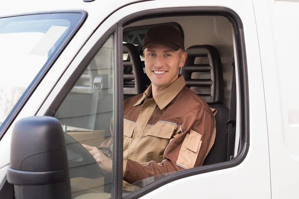 Hombre de entrega segura sonriendo en camión — Foto de Stock