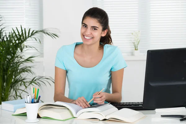 Retrato del estudiante que estudia en la mesa —  Fotos de Stock