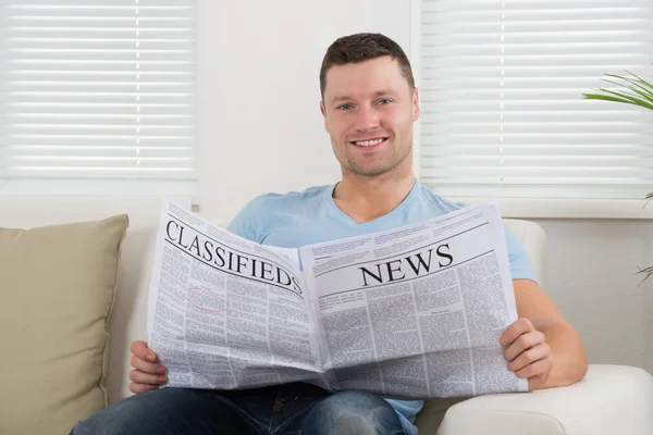 Homme lisant le journal à la maison — Photo