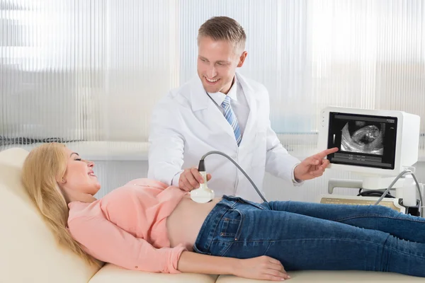 Doktor stěhování ultrazvukové snímače — Stock fotografie
