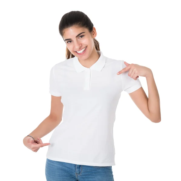 Femme pointant vers T-shirt blanc — Photo