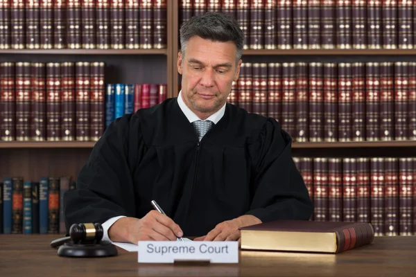 Domaren skriver på papper — Stockfoto