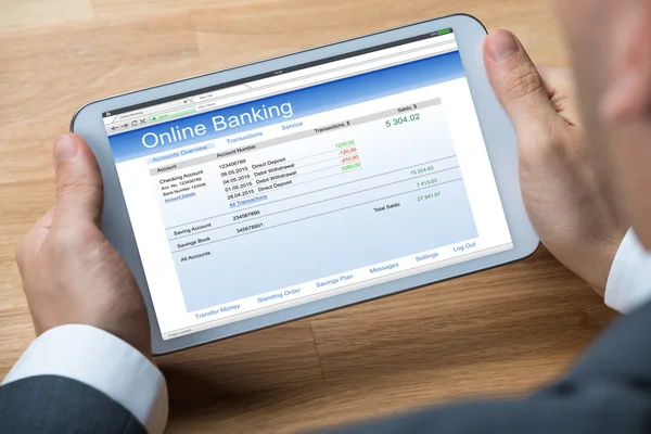 オンライン バンキングを行うビジネスマン — ストック写真