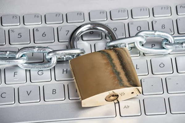 Padlock On Laptop in Closeup — Stock Photo, Image