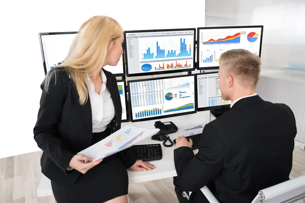 Financial Workers Analyzing Graphs — Stock Photo, Image