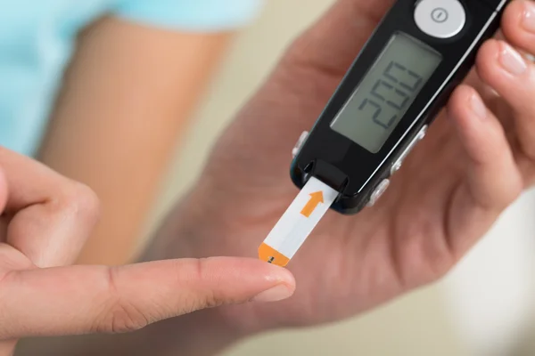 Woman Checking Blood Sugar Level — Stock Photo, Image