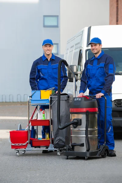 Vertrouwen mannelijke conciërges staan op straat — Stockfoto