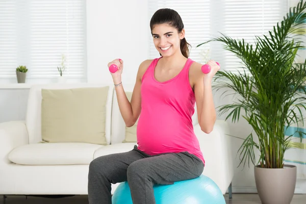 Happy Pregnant Woman Lifting Dumbbells — Stock Photo, Image