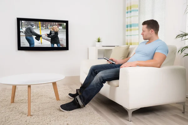 Homem assistindo o filme na sala de estar — Fotografia de Stock