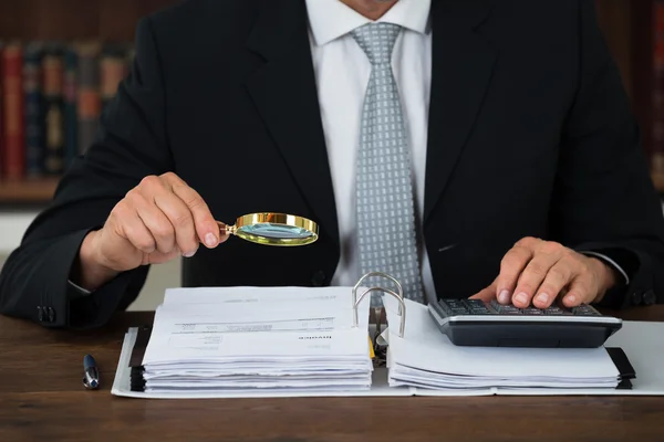 Contador examinando documentos financeiros — Fotografia de Stock