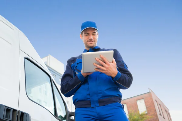 Homem de entrega usando tablet digital — Fotografia de Stock