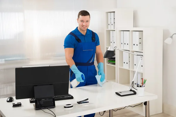 Worker Cleaning Computer Desk — Stock Photo, Image