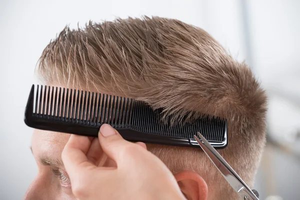 Homem recebendo corte de cabelo — Fotografia de Stock