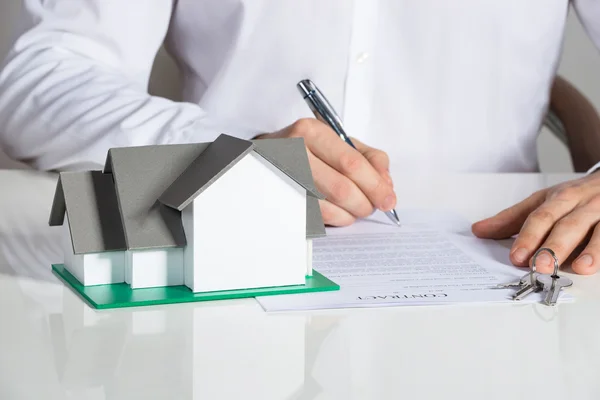 Businessman Signing House Contract — Stock Photo, Image