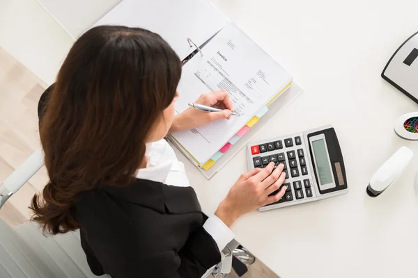 Zakenvrouw doen financiële berekening aan balie — Stockfoto