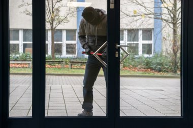 Levye cam kapı açmak için kullanma