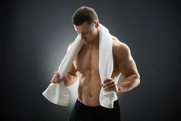 Hombre sosteniendo toalla alrededor del cuello — Foto de Stock