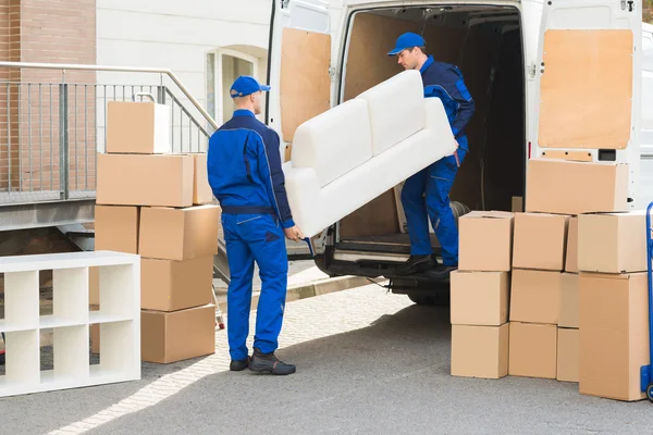 Movers lossning soffa från lastbil — Stockfoto