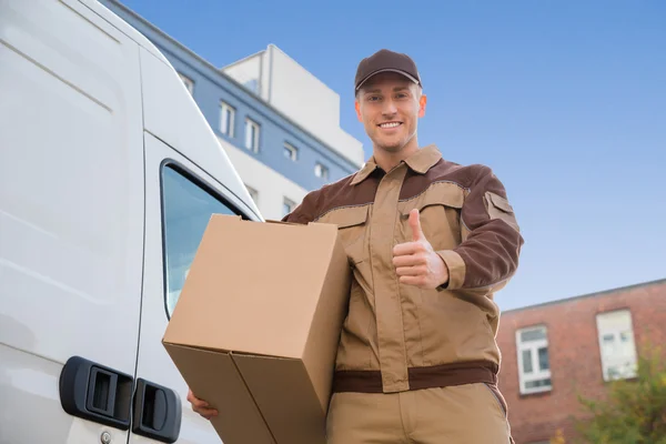 Homem transportando caixa de papelão — Fotografia de Stock