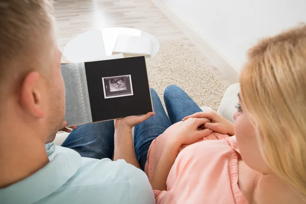 Paar schaut sich Ultraschallbild an — Stockfoto